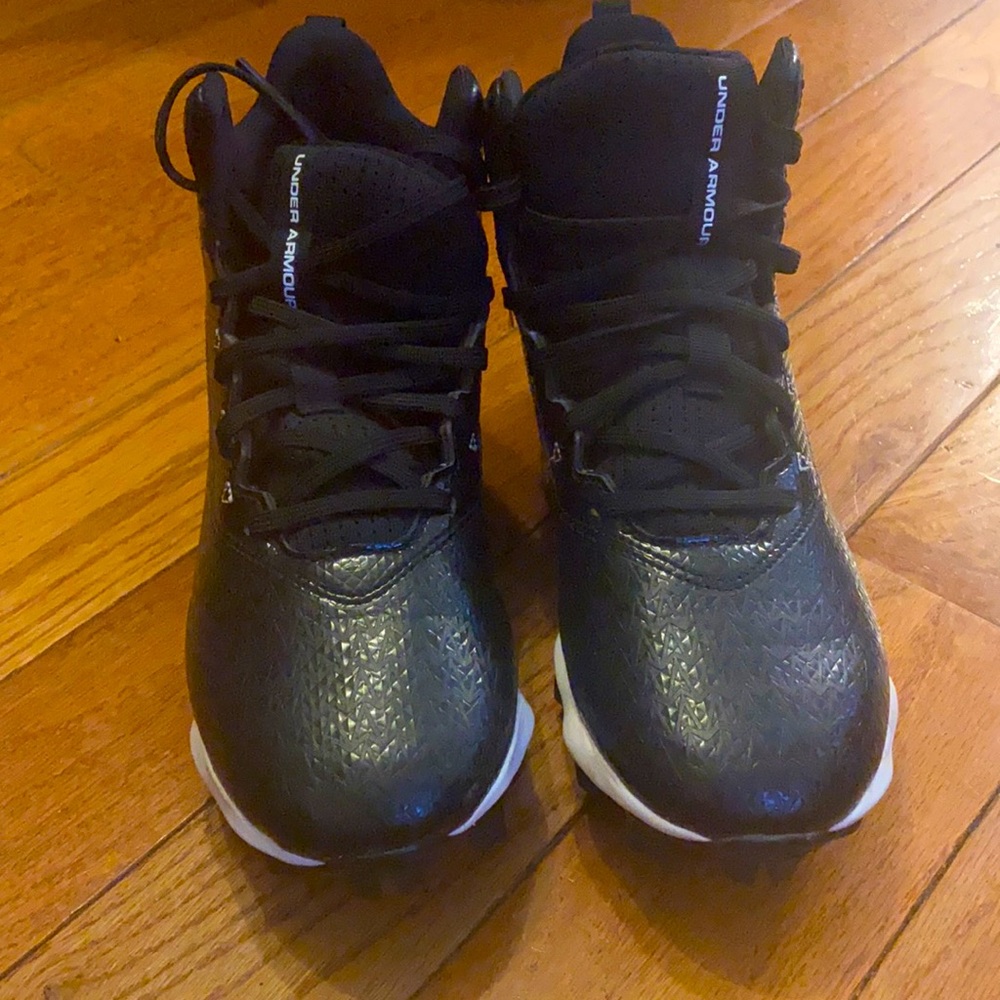 Barely wore,size 5 wide, football cleats